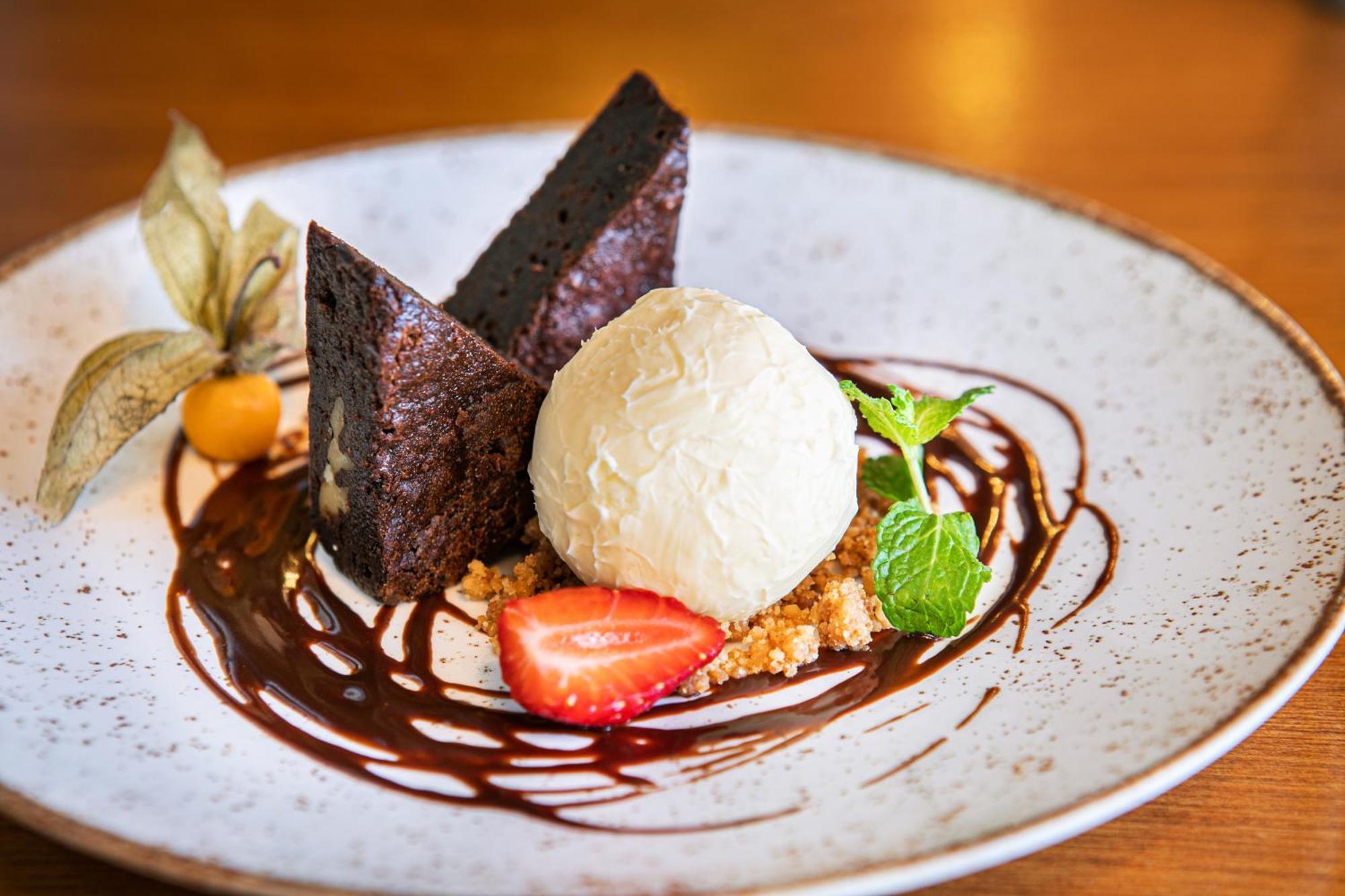 Melia Paulista Otel Sao Paulo Dış mekan fotoğraf A chocolate brownie with ice cream