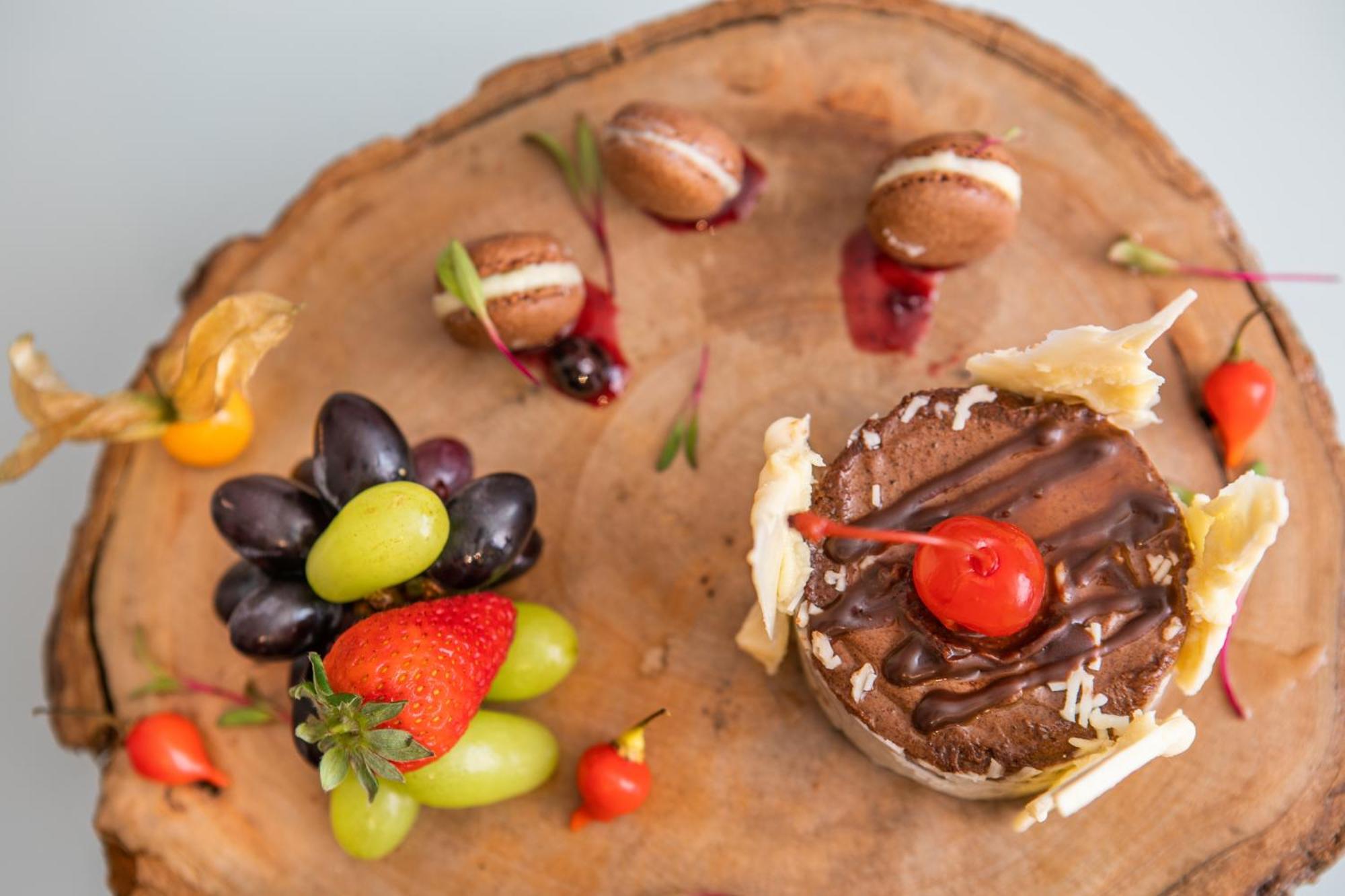 Melia Paulista Otel Sao Paulo Dış mekan fotoğraf A chocolate cake with fruit